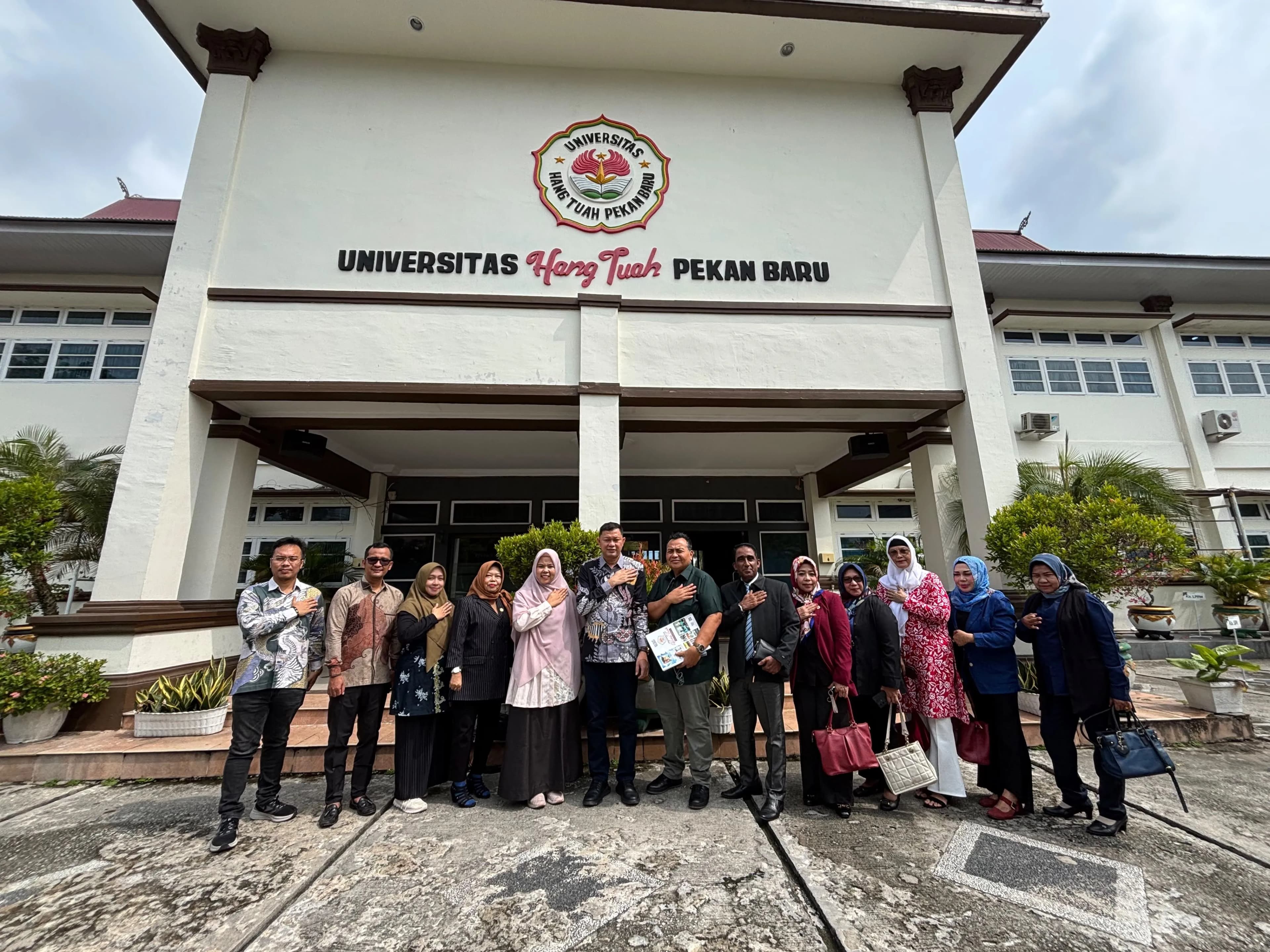 Universitas Hang Tuah Pekanbaru (UHTP) menjalin kerja sama dengan Dewan Pimpinan Daerah (DPD) PERADI Profesional Pekanbaru melalui penandatanganan Memorandum of Understanding (MoU) tentang pelaksanaan Pendidikan Khusus Profesi Advokat (PKPA) Tahun 2026