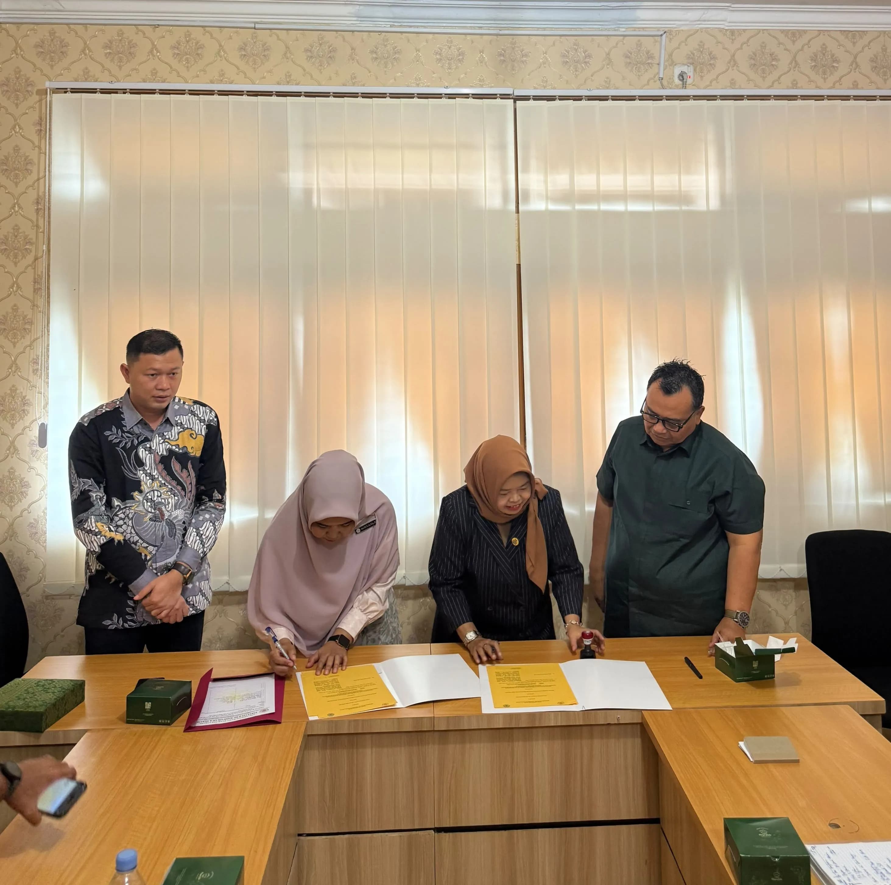 Universitas Hang Tuah Pekanbaru (UHTP) menjalin kerja sama dengan Dewan Pimpinan Daerah (DPD) PERADI Profesional Pekanbaru melalui penandatanganan Memorandum of Understanding (MoU) tentang pelaksanaan Pendidikan Khusus Profesi Advokat (PKPA) Tahun 2026